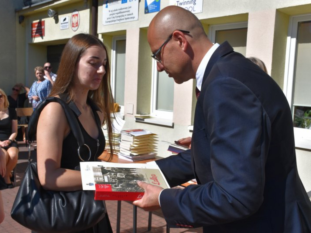 Tarnobrzeg. Uroczyste zakończenie roku szkolnego w 