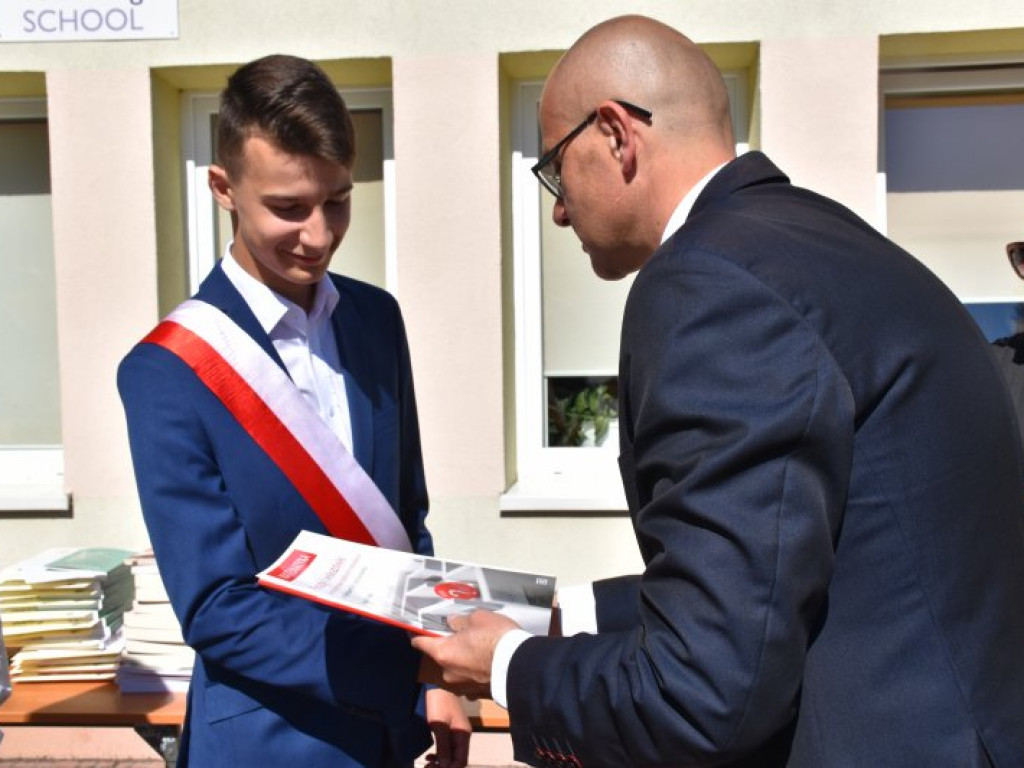 Tarnobrzeg. Uroczyste zakończenie roku szkolnego w 