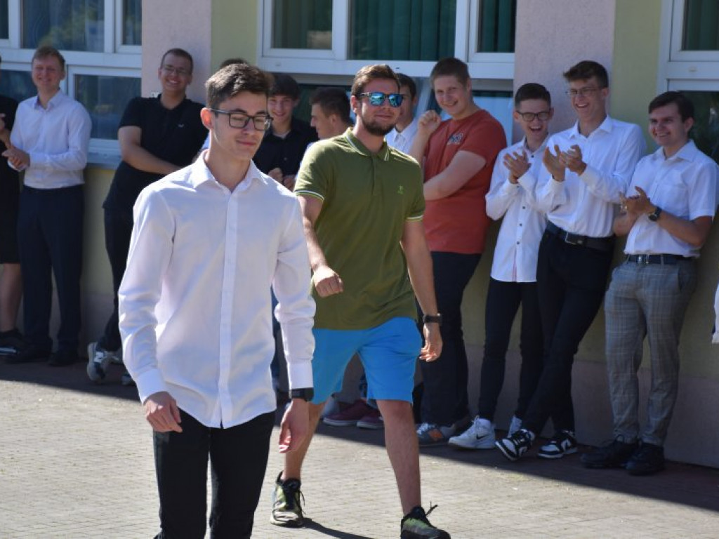Tarnobrzeg. Uroczyste zakończenie roku szkolnego w 