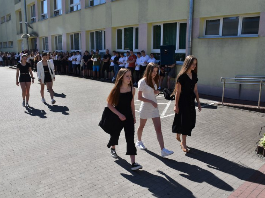 Tarnobrzeg. Uroczyste zakończenie roku szkolnego w 