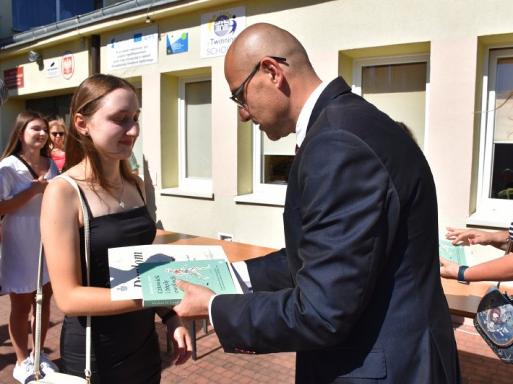 Tarnobrzeg. Uroczyste zakończenie roku szkolnego w 