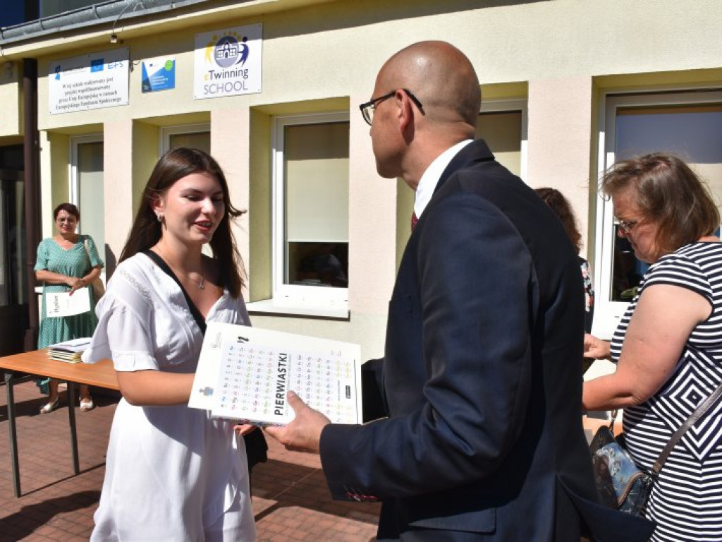 Tarnobrzeg. Uroczyste zakończenie roku szkolnego w 