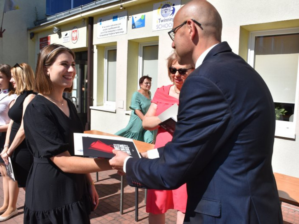 Tarnobrzeg. Uroczyste zakończenie roku szkolnego w 