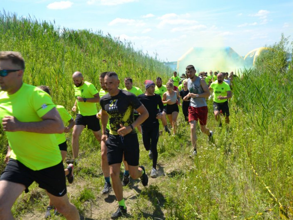 Ekstremalne bieganie nad Jeziorem Tarnobrzeskim. Zwycięzcą był każdy, kto dobiegł do mety [zdjęcia]