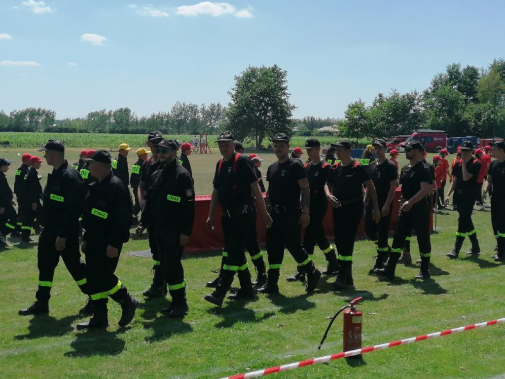 Zacięta rywalizacja podczas zawodów w Tarnobrzegu. Pod jednym ze strażaków pękła ściana [wideo][zdjęcia]