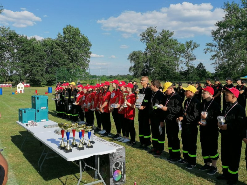 Zacięta rywalizacja podczas zawodów w Tarnobrzegu. Pod jednym ze strażaków pękła ściana [wideo][zdjęcia]
