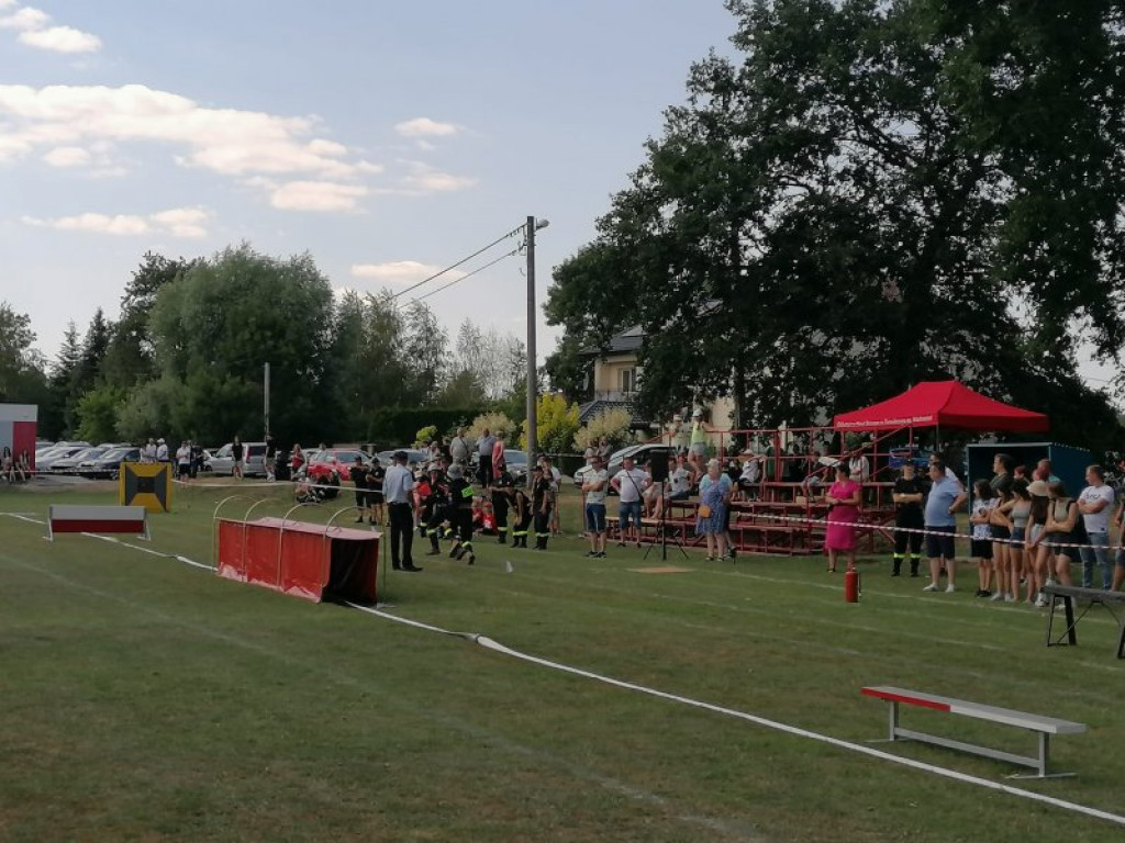 Zacięta rywalizacja podczas zawodów w Tarnobrzegu. Pod jednym ze strażaków pękła ściana [wideo][zdjęcia]