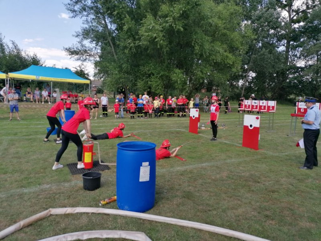 Zacięta rywalizacja podczas zawodów w Tarnobrzegu. Pod jednym ze strażaków pękła ściana [wideo][zdjęcia]