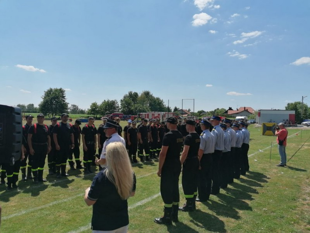 Zacięta rywalizacja podczas zawodów w Tarnobrzegu. Pod jednym ze strażaków pękła ściana [wideo][zdjęcia]