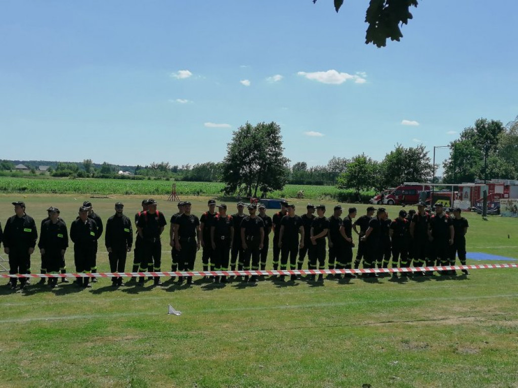 Zacięta rywalizacja podczas zawodów w Tarnobrzegu. Pod jednym ze strażaków pękła ściana [wideo][zdjęcia]