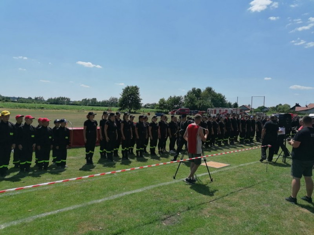 Zacięta rywalizacja podczas zawodów w Tarnobrzegu. Pod jednym ze strażaków pękła ściana [wideo][zdjęcia]