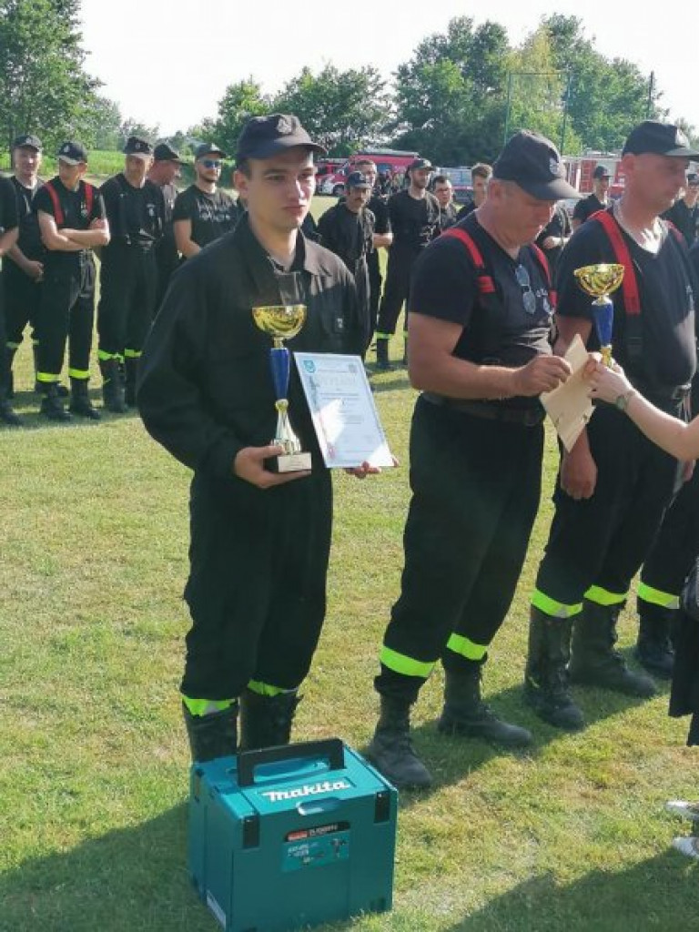 Zacięta rywalizacja podczas zawodów w Tarnobrzegu. Pod jednym ze strażaków pękła ściana [wideo][zdjęcia]