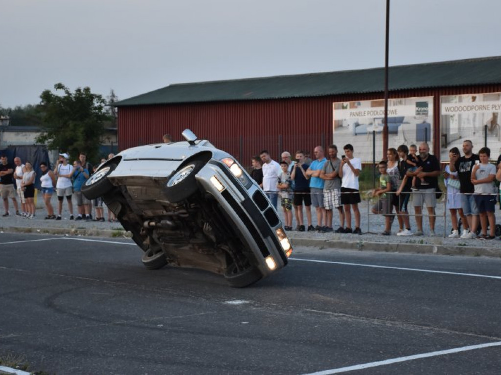 Monster Trucki w Tarnobrzegu. Były drifty i przejazdy przez ścianę ognia [zdjęcia]