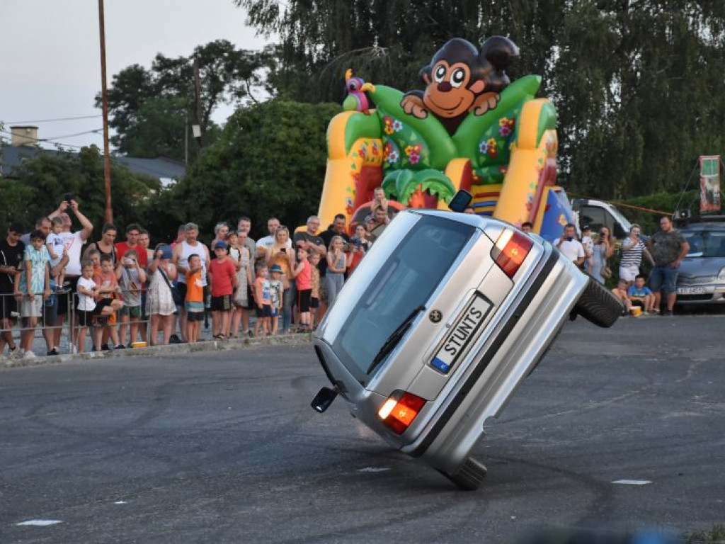 Monster Trucki w Tarnobrzegu. Były drifty i przejazdy przez ścianę ognia [zdjęcia]