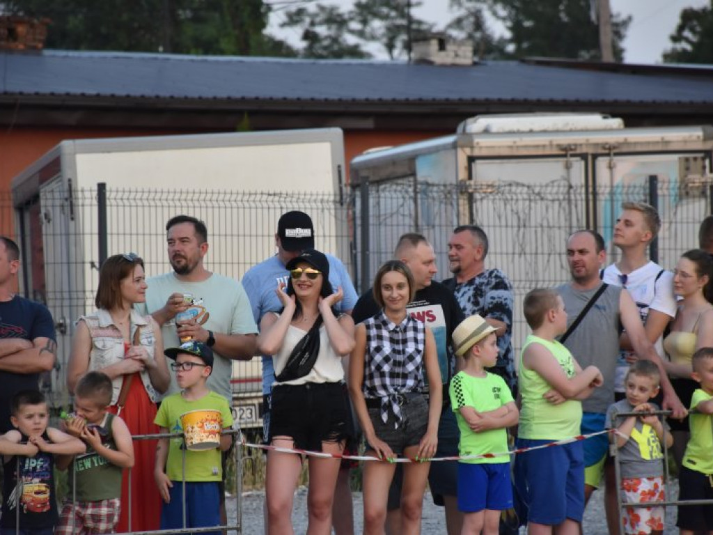 Monster Trucki w Tarnobrzegu. Były drifty i przejazdy przez ścianę ognia [zdjęcia]