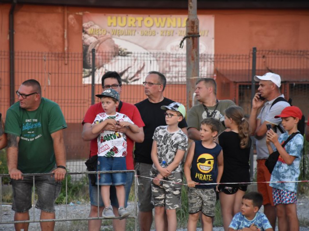 Monster Trucki w Tarnobrzegu. Były drifty i przejazdy przez ścianę ognia [zdjęcia]