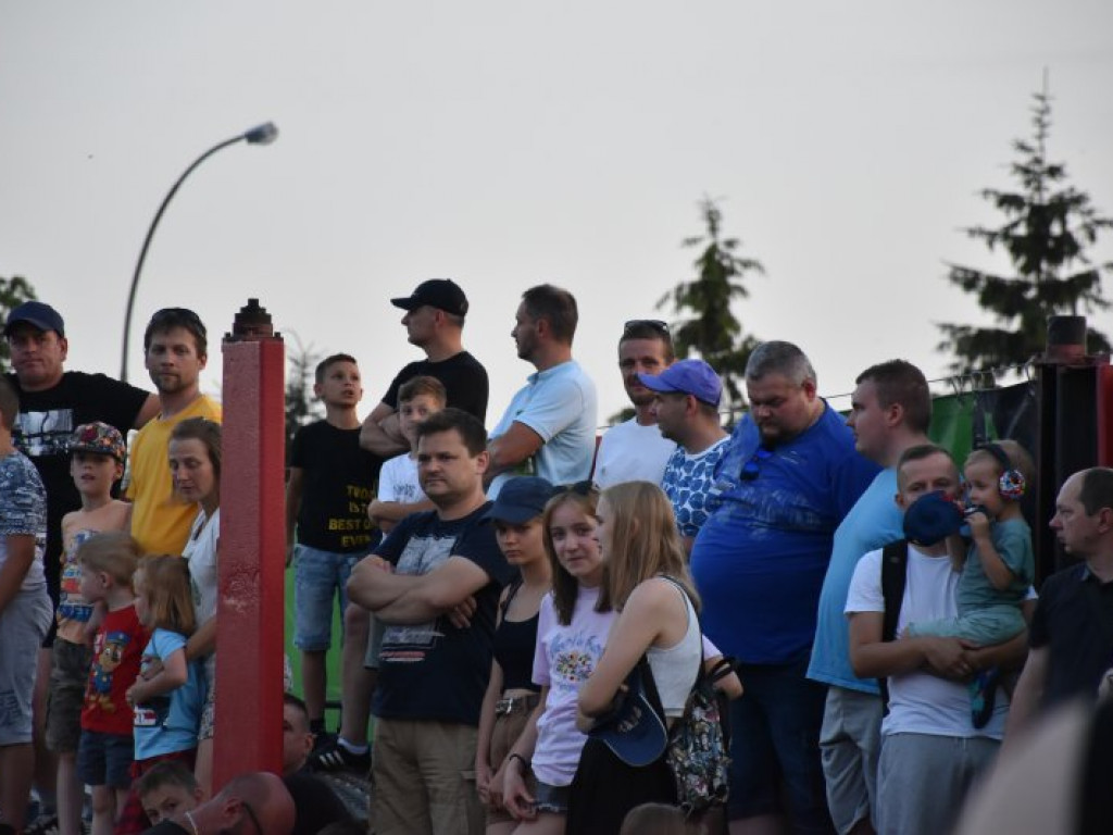 Monster Trucki w Tarnobrzegu. Były drifty i przejazdy przez ścianę ognia [zdjęcia]