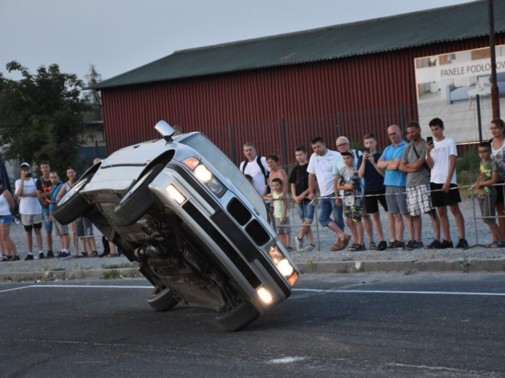 Monster Trucki w Tarnobrzegu. Były drifty i przejazdy przez ścianę ognia [zdjęcia]