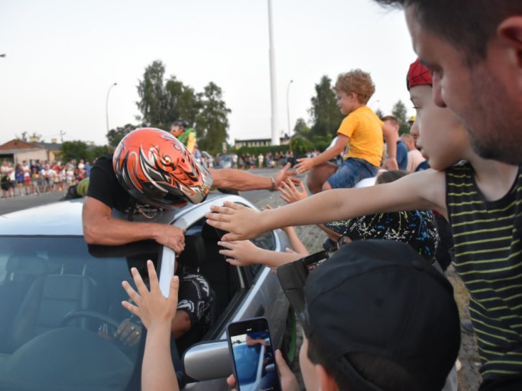 Monster Trucki w Tarnobrzegu. Były drifty i przejazdy przez ścianę ognia [zdjęcia]