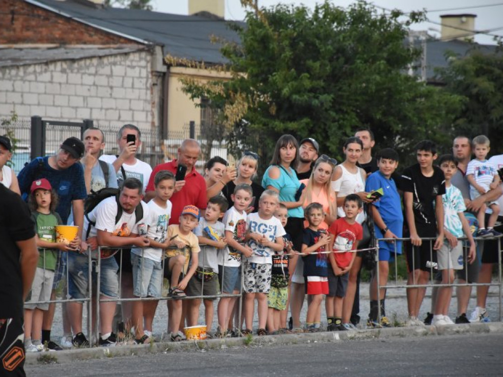 Monster Trucki w Tarnobrzegu. Były drifty i przejazdy przez ścianę ognia [zdjęcia]