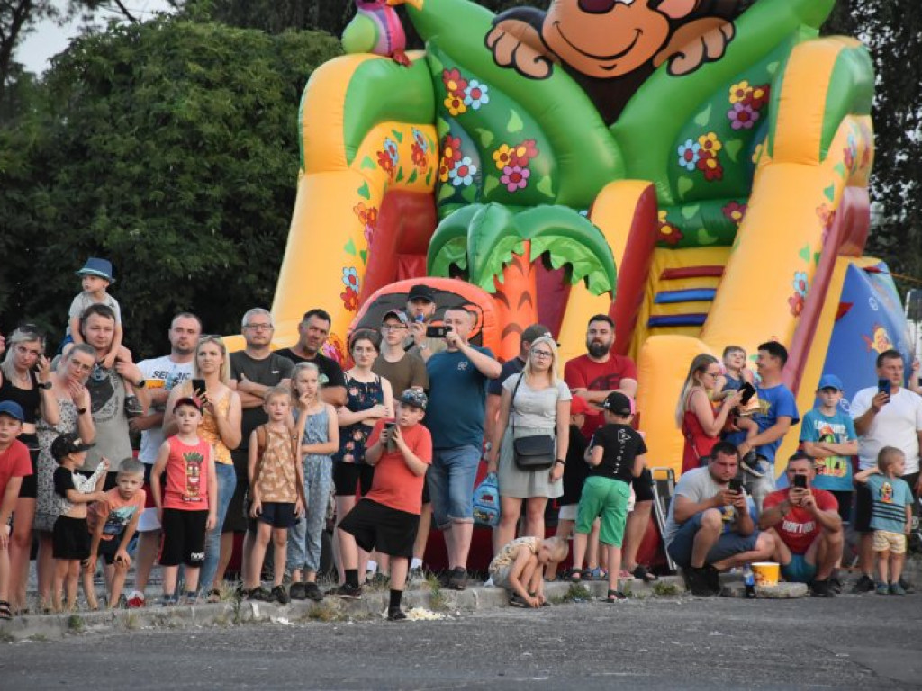 Monster Trucki w Tarnobrzegu. Były drifty i przejazdy przez ścianę ognia [zdjęcia]