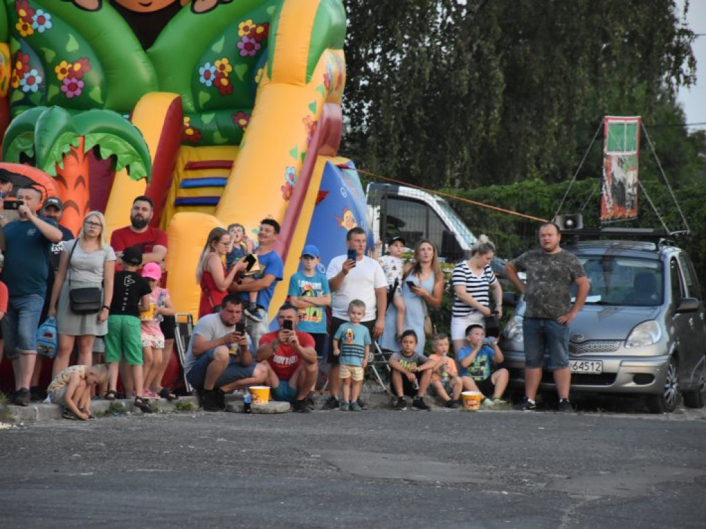 Monster Trucki w Tarnobrzegu. Były drifty i przejazdy przez ścianę ognia [zdjęcia]
