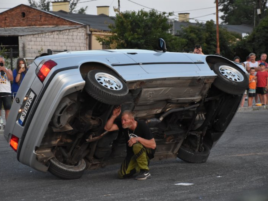 Monster Trucki w Tarnobrzegu. Były drifty i przejazdy przez ścianę ognia [zdjęcia]