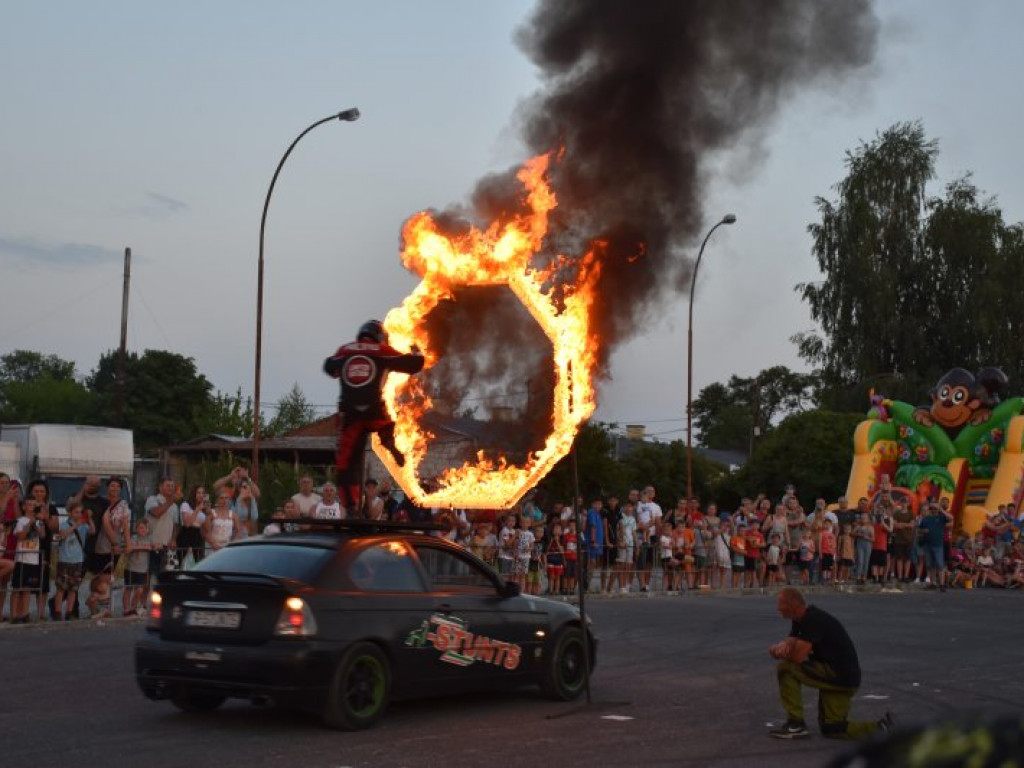 Monster Trucki w Tarnobrzegu. Były drifty i przejazdy przez ścianę ognia [zdjęcia]