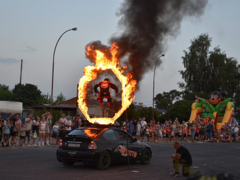 Monster Trucki w Tarnobrzegu. Były drifty i przejazdy przez ścianę ognia [zdjęcia]