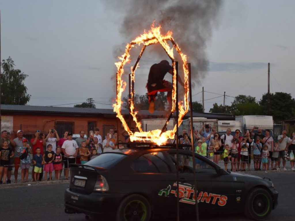 Monster Trucki w Tarnobrzegu. Były drifty i przejazdy przez ścianę ognia [zdjęcia]