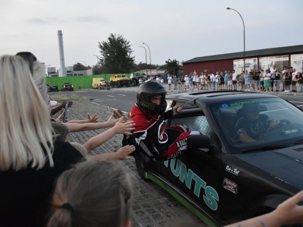 Monster Trucki w Tarnobrzegu. Były drifty i przejazdy przez ścianę ognia [zdjęcia]