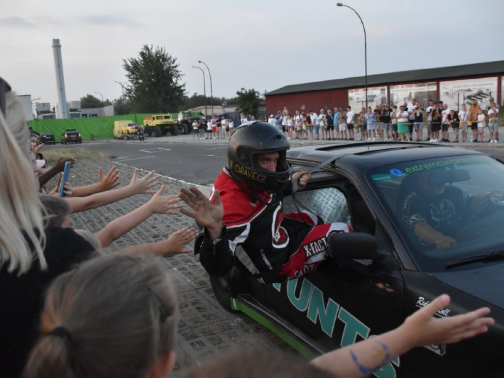 Monster Trucki w Tarnobrzegu. Były drifty i przejazdy przez ścianę ognia [zdjęcia]