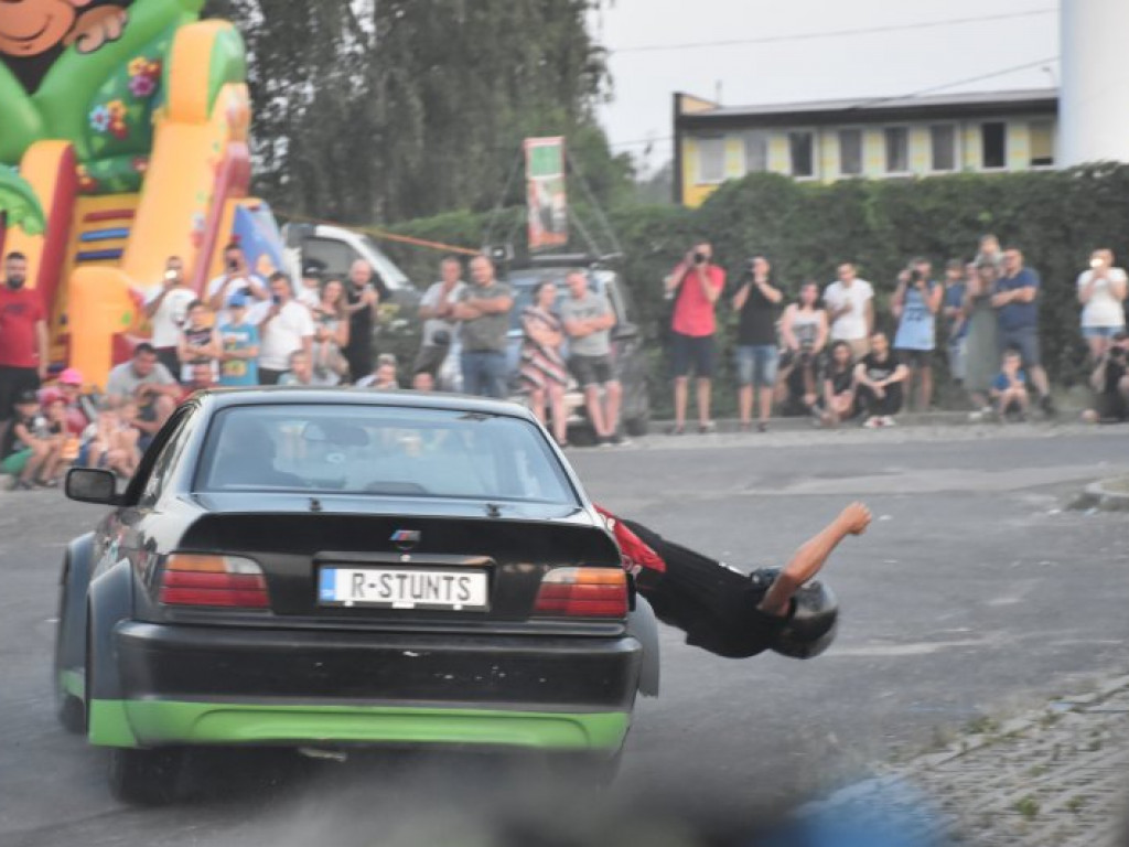 Monster Trucki w Tarnobrzegu. Były drifty i przejazdy przez ścianę ognia [zdjęcia]