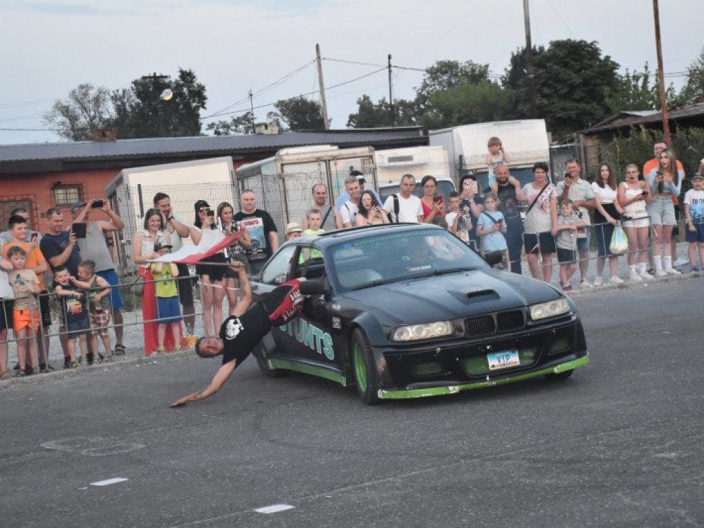 Monster Trucki w Tarnobrzegu. Były drifty i przejazdy przez ścianę ognia [zdjęcia]