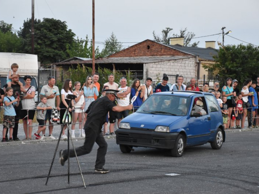 Monster Trucki w Tarnobrzegu. Były drifty i przejazdy przez ścianę ognia [zdjęcia]