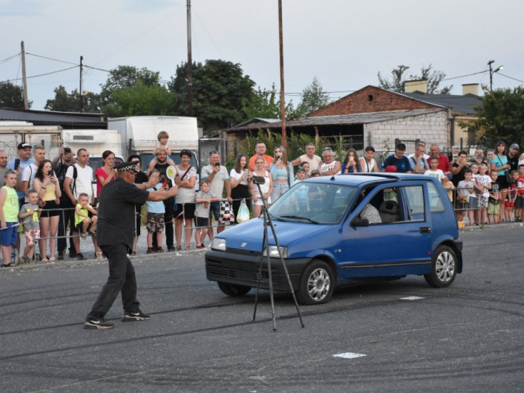 Monster Trucki w Tarnobrzegu. Były drifty i przejazdy przez ścianę ognia [zdjęcia]