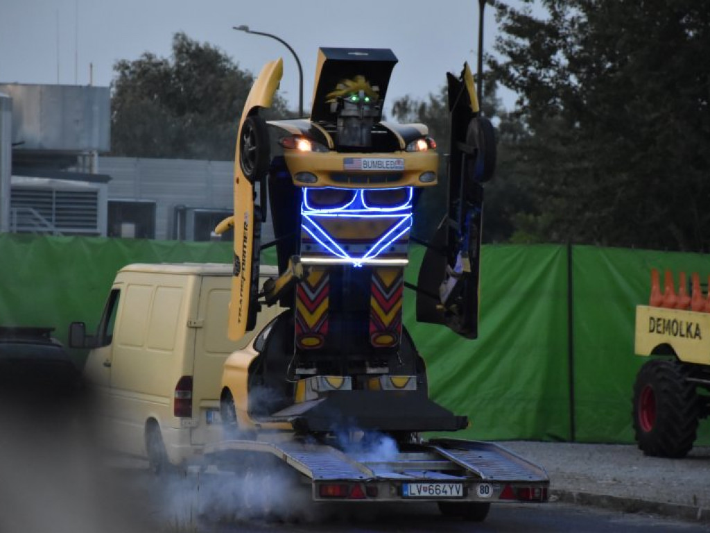 Monster Trucki w Tarnobrzegu. Były drifty i przejazdy przez ścianę ognia [zdjęcia]