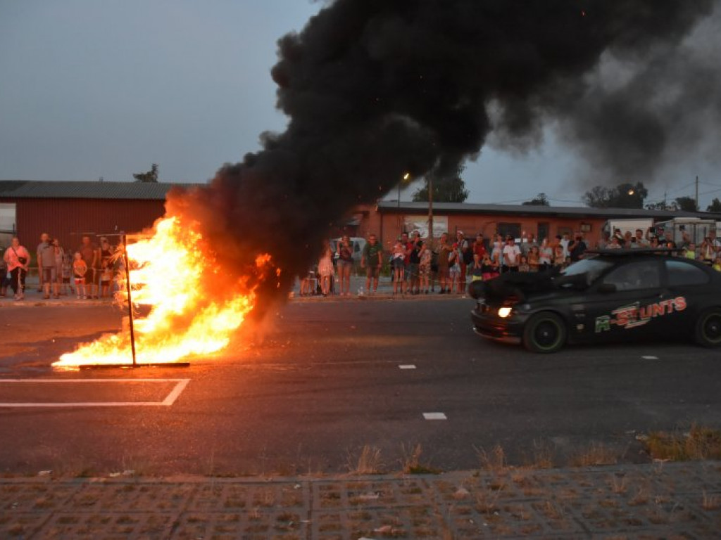 Monster Trucki w Tarnobrzegu. Były drifty i przejazdy przez ścianę ognia [zdjęcia]