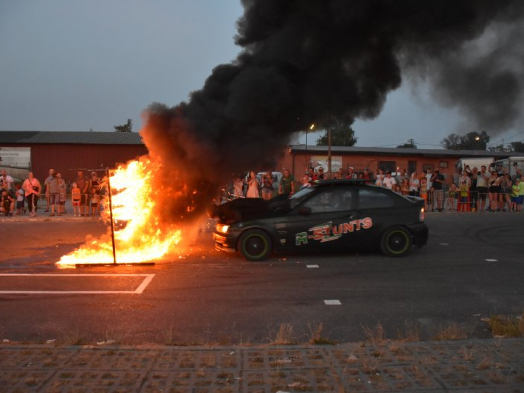 Monster Trucki w Tarnobrzegu. Były drifty i przejazdy przez ścianę ognia [zdjęcia]
