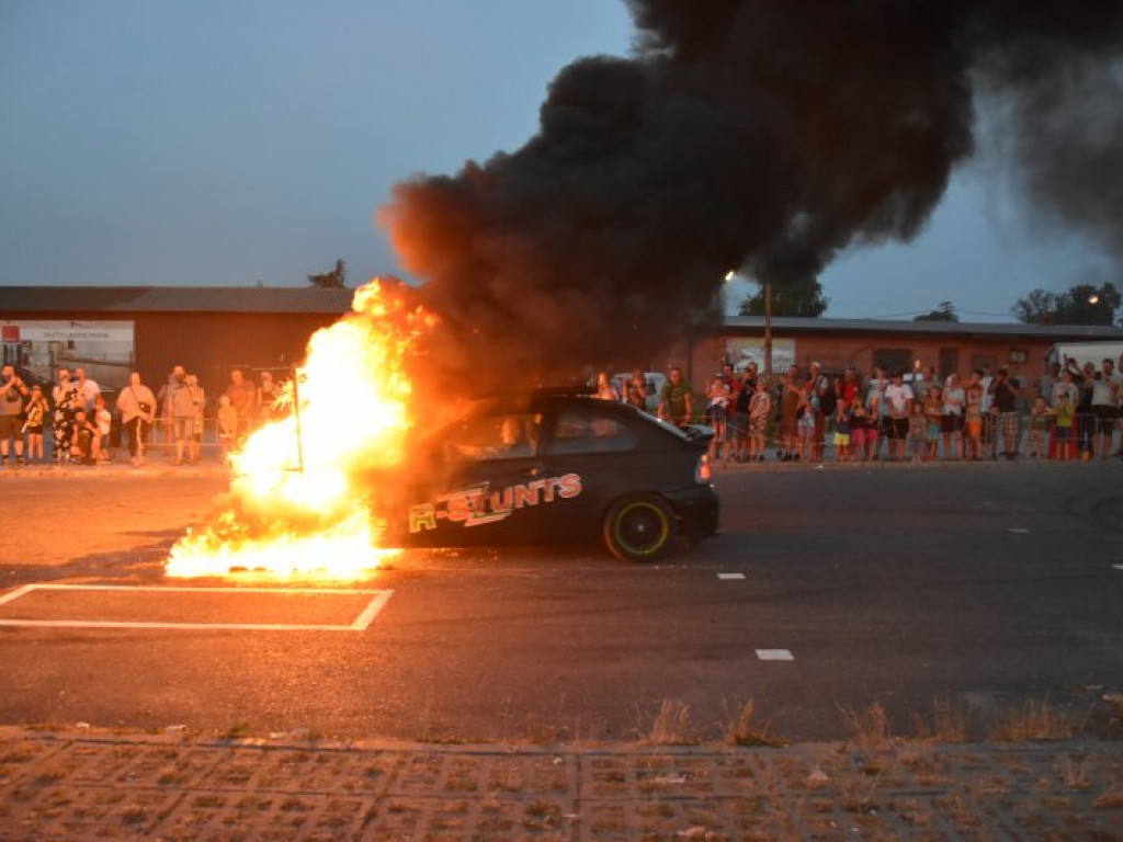 Monster Trucki w Tarnobrzegu. Były drifty i przejazdy przez ścianę ognia [zdjęcia]