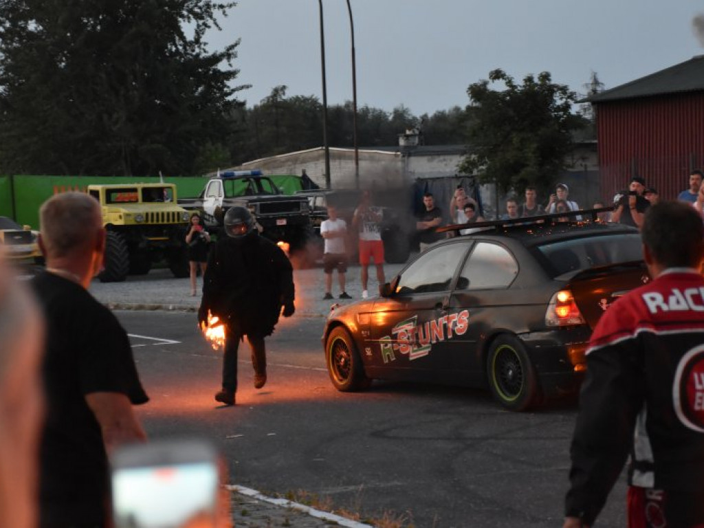Monster Trucki w Tarnobrzegu. Były drifty i przejazdy przez ścianę ognia [zdjęcia]