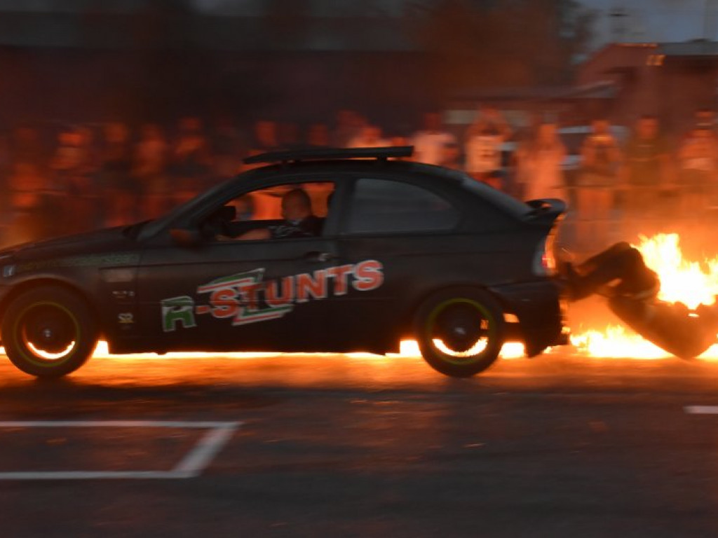 Monster Trucki w Tarnobrzegu. Były drifty i przejazdy przez ścianę ognia [zdjęcia]