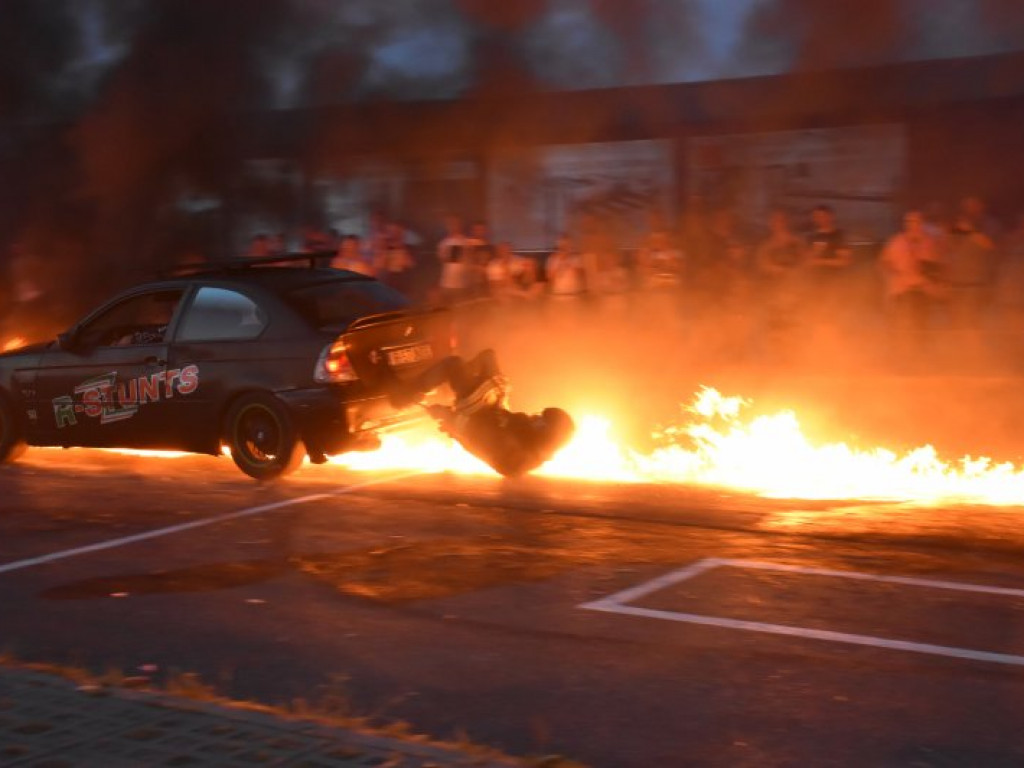 Monster Trucki w Tarnobrzegu. Były drifty i przejazdy przez ścianę ognia [zdjęcia]