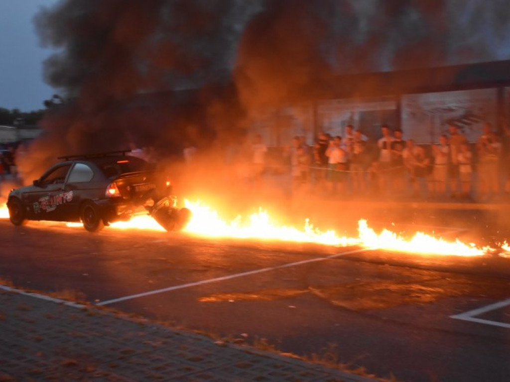 Monster Trucki w Tarnobrzegu. Były drifty i przejazdy przez ścianę ognia [zdjęcia]