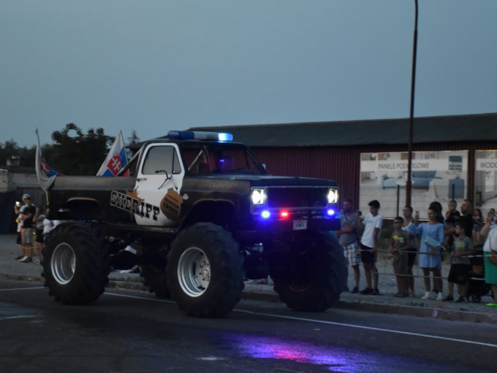 Monster Trucki w Tarnobrzegu. Były drifty i przejazdy przez ścianę ognia [zdjęcia]
