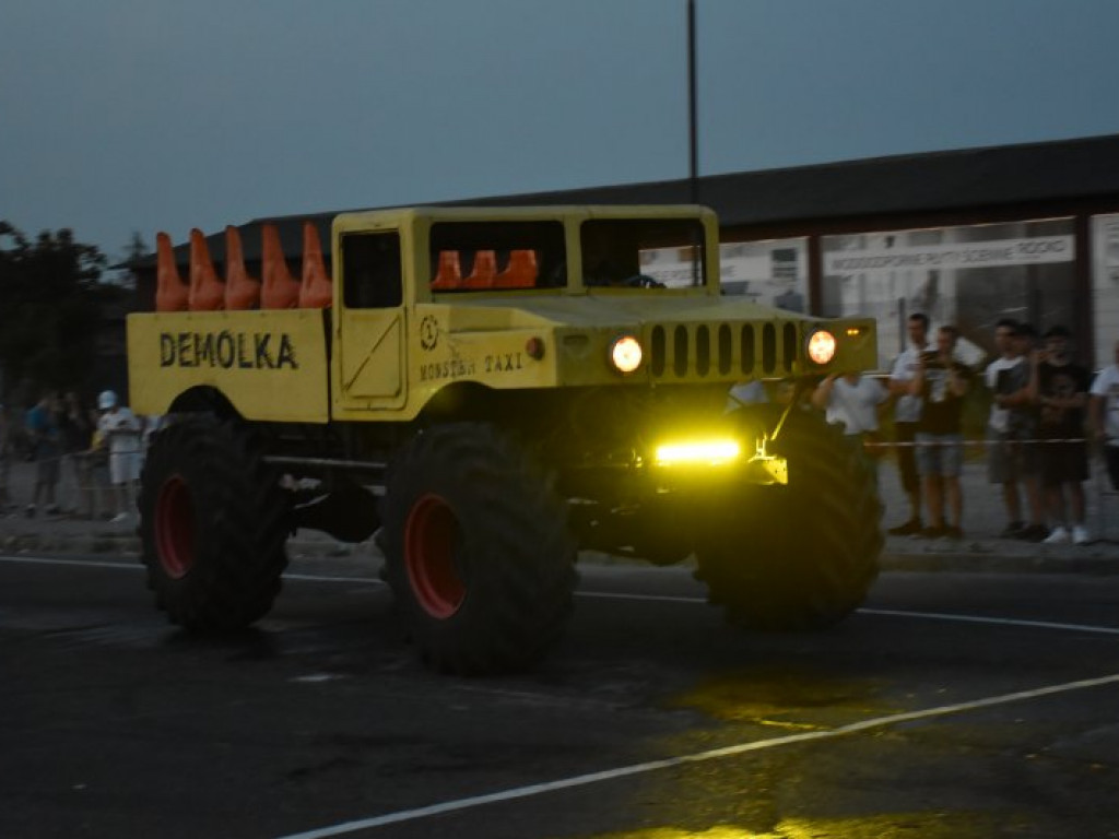 Monster Trucki w Tarnobrzegu. Były drifty i przejazdy przez ścianę ognia [zdjęcia]