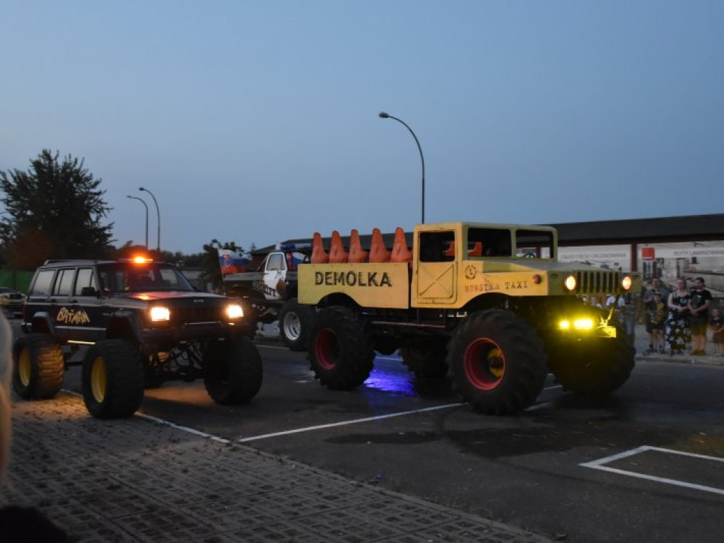 Monster Trucki w Tarnobrzegu. Były drifty i przejazdy przez ścianę ognia [zdjęcia]