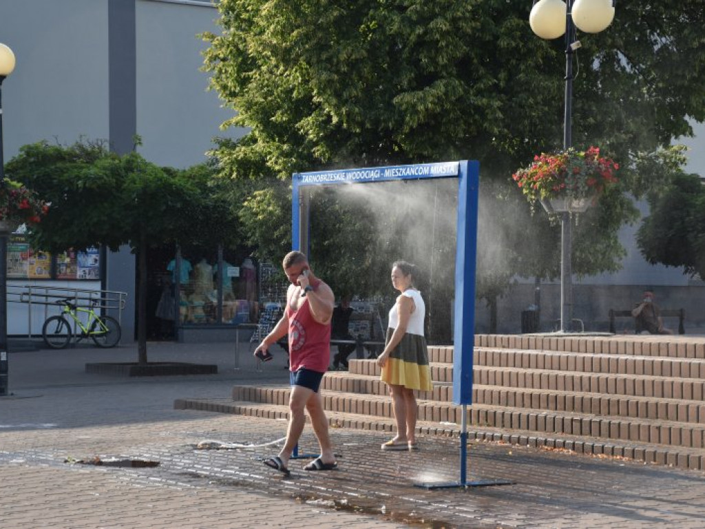 Na placu Bartosza Głowackiego w Tarnobrzegu można się schłodzić. Działa tam kurtyna wodna [zdjęcia]
