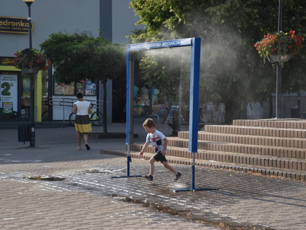 Na placu Bartosza Głowackiego w Tarnobrzegu można się schłodzić. Działa tam kurtyna wodna [zdjęcia]