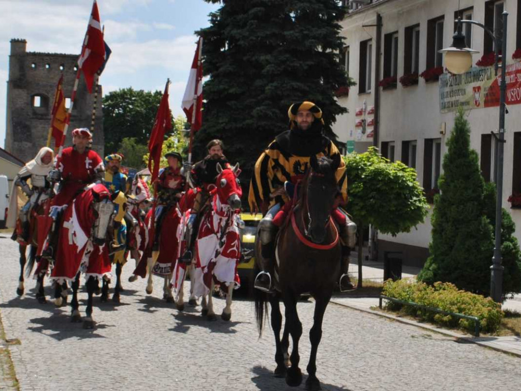 Wspaniałe historyczne widowisko w Szydłowie. Przyjechali rycerze z całej Polski [wideo][zdjęcia]